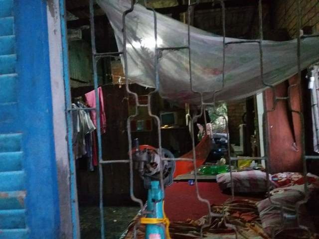 Thương người đàn ông bị ung thư chăm vợ tai biến đang hôn mê - 3
Bên trong căn nhà không có một thứ gì lấy làm giá trị