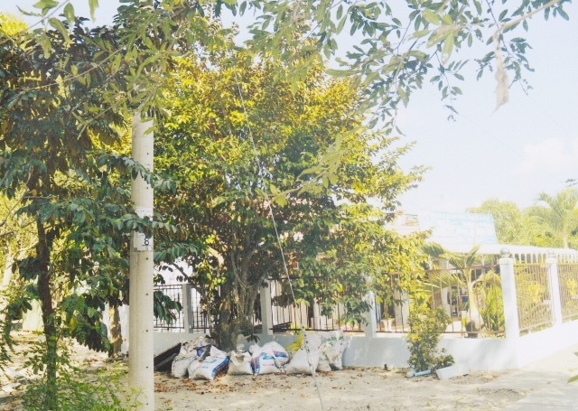 Phán quyết của tòa án cấp cao tại TPHCM khiến dân… gục ngã! - 2 Nhà bà Nguyễn Thị Trừ xây hàng rào kiên cố bên cạnh đất ông Khuyến. Bà Trừ xin thêm ông Khuyến 3m đất để làm đường đi, nhưng huyện Thạnh Trị và tỉnh Sóc Trăng lại cho rằng ông Khuyến lấn đất bà Trừ nên bác khiếu nại của ông Khuyến.