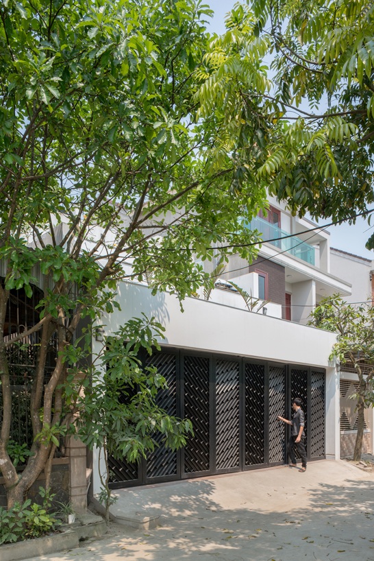 Hệ thống cây xanh dọc thân nhà giúp giảm được tác động của khói, bụi, nắng nóng, có thể đón gió và ánh sáng, khí trời từ mọi phía. Với thiết kế độc đáo, ngôi nhà thích hợp với kiểu khí hậu khắc nghiệt của miền trung Việt Nam.