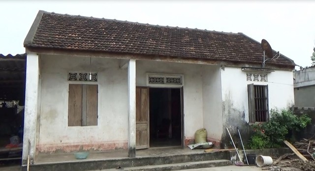 Căn nhà cũ kỹ này là nơi trú ngụ của 3 thế hệ, trong đó có đến 3 người ngẩn ngơ, 1 người bệnh và 4 đứa trẻ