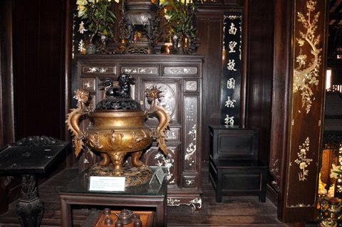 Đại gia chi “trăm tỷ” xây nhà cổ, xăng dầu lại được đề xuất tăng thuế 5.000 đồng/lít - 2 Những vật dụng hàng trăm năm tuổi và vô giá trong khu nhà cổ của đại gia Đà Nẵng