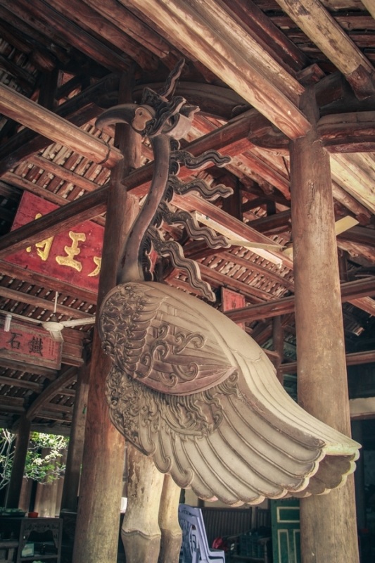 Những ngôi nhà cổ đẹp nhất Việt Nam - 5 Bên trong ngôi nhà có đôi hạc đứng trên mình 2 con rùa.