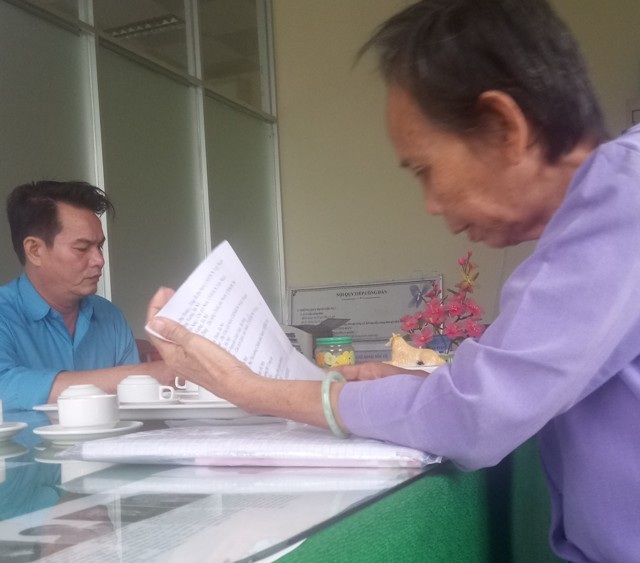 Nhà giáo Lê Thị Trưởng đang trình bày sự việc với ông Đặng Công Khánh, cán bộ Phòng Tiếp Công dân huyện Trần Đề.
