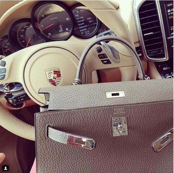 Hội con nhà giàu Thụy Sỹ tận hưởng cuộc sống "ngậm thìa bạc" - 3 Đi xe Porsche phải phối cùng túi Hermes mới xứng tầm.