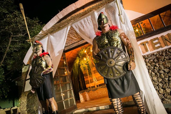 Thực khách được khuyến khích mặc “mát mẻ” trong nhà hàng đặc biệt - 6
Cửa ngoài có lính canh gác mô phỏng thời La Mã cổ đại