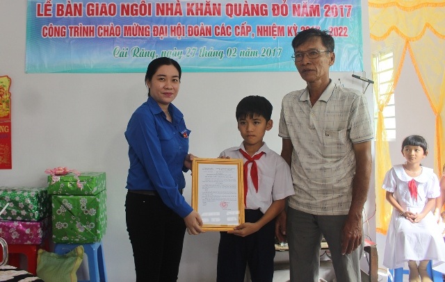 Cần Thơ: Hơn 1000 đoàn viên thanh niên ra quân “Tháng Thanh niên” - 2
Hội Đồng Đội quận Cái Răng bàn giao nhà “Khăn quàng đỏ” cho thiếu nhi có hoàn cảnh khó khăn