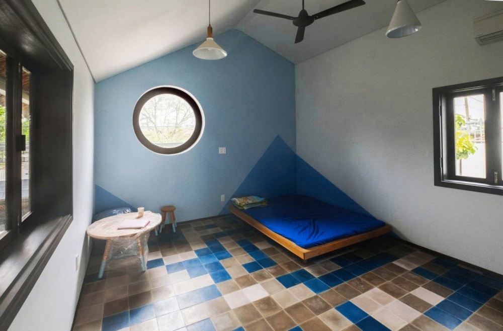 Khá nhiều khung cửa sổ được xếp đặt trong một không gian với ý đồ tận dụng tối đa ánh sáng thiên nhiên.