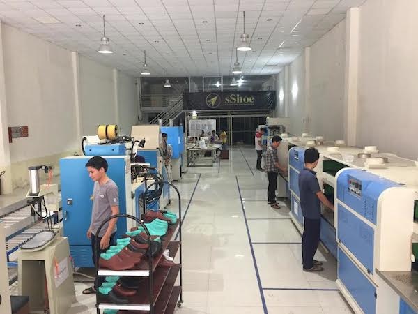 sShoe đã tập trung vào nghiên cứu sản phẩm tốt ngay từ đầu, hãng đã xây dựng nhà máy để tự nghiên cứu, sản xuất, đảm bảo chất lượng khắt khe.