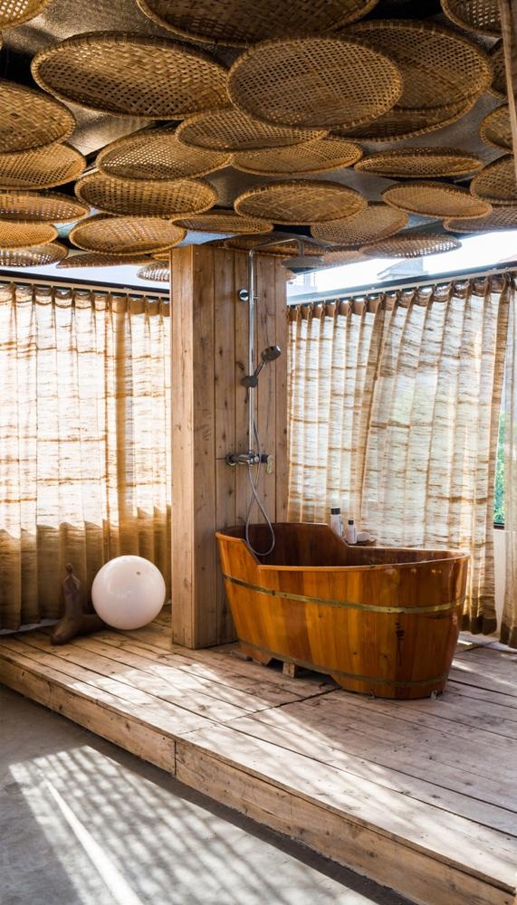 Không chỉ có thiết kế ngoại thất ấn tượng mà không gian bên trong của ngôi nhà cũng rất thú vị. Lối thiết kế tối giản với những món nội thất gỗ cá tính mang hơi hướng Nhật Bản khiến bạn không thể rời mắt.