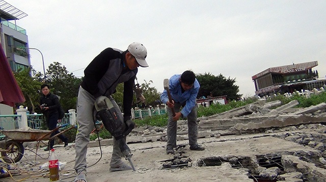 Sáng ngày 23/2, hàng trăm người thuộc lực lượng chức năng quận Tây Hồ (Hà Nội) đã tổ chức cưỡng chế, phá bỏ các nhà nổi (nhà hàng, quán bar) ở bến thủy Hồ Tây. (Ảnh: Quang Phong)