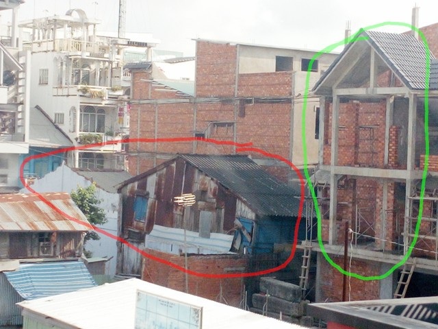 Sóc Trăng: Giải quyết khiếu nại của công dân không đúng quy định pháp luật? - 1 Nhà ông Cường có 2 căn (vòng đỏ) nằm đấu lưng với căn nhà phố (vòng xanh) đang được xây dựng thuộc dự án.