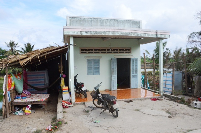 Hàng chục hộ dân chưa bao giờ biết đến ánh sáng của... đèn điện! - 3 Nhà ông Trung cách cột điện chỉ khoảng 200m nhưng vẫn không được kéo điện vào sử dụng.