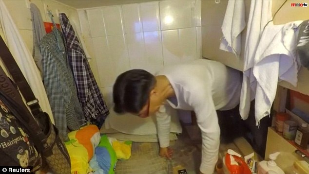 Sốc với những “căn nhà quan tài” nơi người nghèo Hong Kong tá túc qua ngày - 1 Ông Wong chui qua cửa để vào nhà