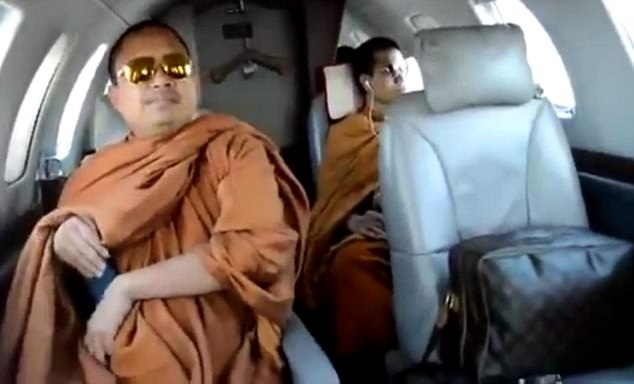 Nhà sư Wirapol Sukphol ngồi trên máy bay riêng với kính và túi hàng hiệu (Ảnh: BBC)