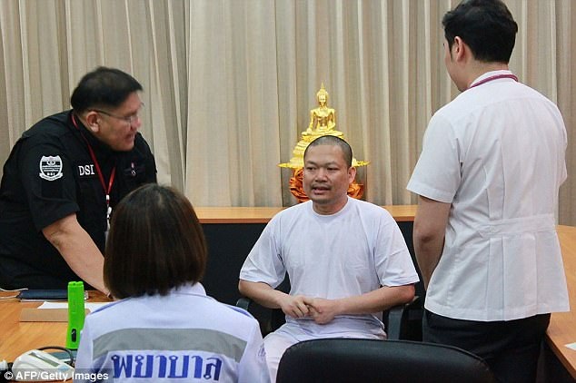 Wirapol bị cảnh sát Thái Lan thẩm vấn (Ảnh: AFP)