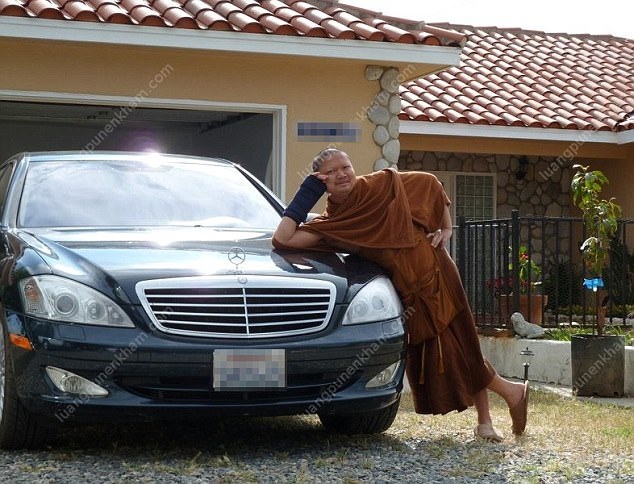 Wirapol Sukphol chụp ảnh bên cạnh chiếc Mercedez Benz sang trọng (Ảnh: Dailymail)