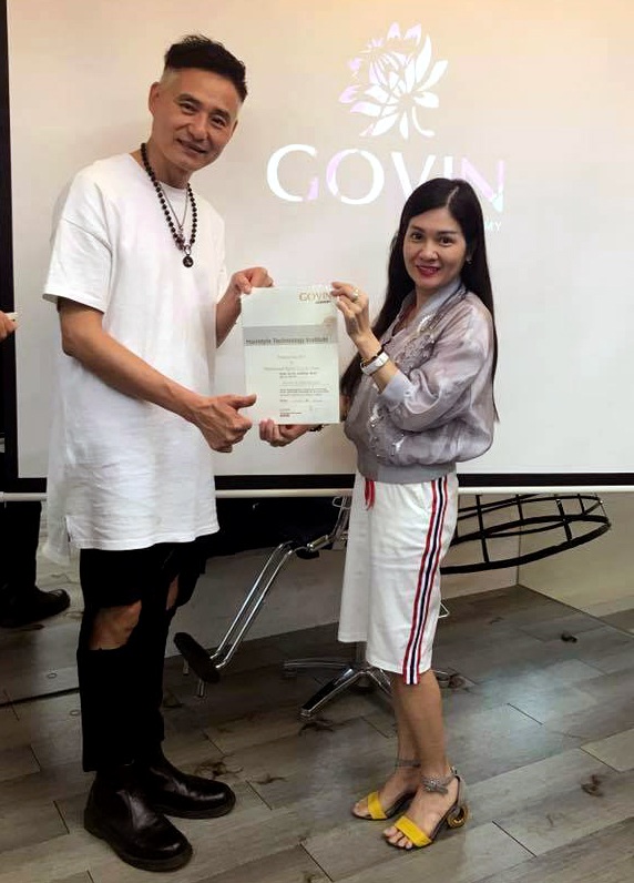 Nhà sư phạm tóc quốc tế Quỳnh Hương và kỹ thuật cứu mái tóc “bỏ đi” - 4 Quỳnh Hương nhận bằng chứng nhận từ nhà tạo mẫu tóc nổi tiếng Cao Hùng.