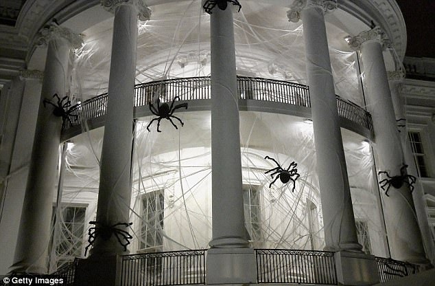 Nhà Trắng "biến hóa" theo phong cách rùng rợn - 1
Trong dịp Halloween đầu tiên của gia đình Tổng thống Trump tại Nhà Trắng, Đệ nhất phu nhân Melania Trump đã quyết định thay đổi diện mạo ngôi nhà quyền lực nhất nước Mỹ bằng những đồ trang trí mang đậm phong cách ma mị, đúng theo tinh thần lễ hội hóa trang. (Ảnh: Getty)