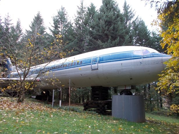 Một mình sống giữa rừng trong chiếc Boeing 727 - 1 Một mình sống giữa rừng trong chiếc Boeing 727 - 1