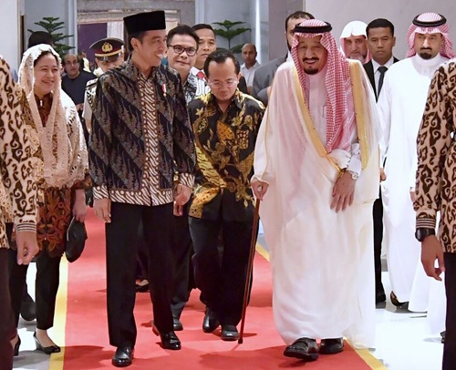 Tới Bali nghỉ, Vua Saudi Arabia chi bộn tiền mua 6 tấn hàng hóa - 1 Tổng thống Indonesia Joko Widodo (trái) và Nhà Vua Saudi Arabia Salman bin Abdul Aziz ở Jakarta ngày 3/3. Ảnh: AFP