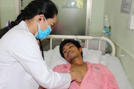 
Bác sĩ đã chỉ định phẫu thuật nhưng gia đình quá nghèo nên anh Nhạn đang thoi thóp trong đau đớn
