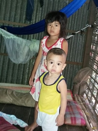 Hai con thơ quay quắt trong đói khát khi mẹ lâm trọng bệnh - 3
Hai đứa con thơ đang đối mặt với nguy cơ mất mẹ