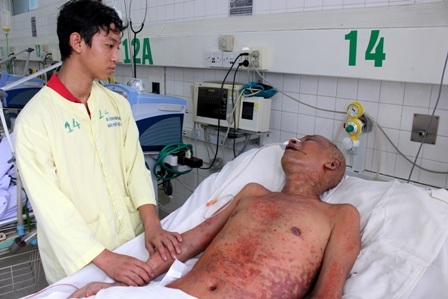 “Ba ơi, mẹ mất rồi ba đừng bỏ anh em con!” - 3
Quang Linh đau đớn nhìn cha trên giường bệnh, cháu đang là trụ cột của gia đình