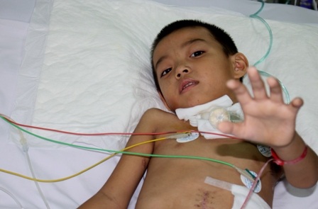Ánh mắt đau đớn của bé trai bị cắt lìa cổ họng - 1
Bé Thành Phúc với ánh mắt khắc khoải, đau đớn trên giường bệnh