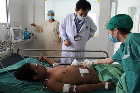 Anh chết, em nguy kịch, người mẹ nghèo định quyên sinh - 5
Các bác sĩ đang nỗ lực cứu chữa người bệnh, nhưng khó khăn về kinh tế đang là rào cản rất lớn
