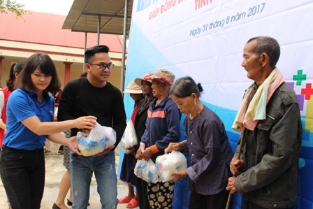 Trao học bổng, khám bệnh, phát thuốc miễn phí đến 500 người dân có hoàn cảnh khó khăn - 1 500 bà con diện khó khăn đã được thụ hưởng từ chương trình từ thiện