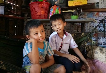 Mẹ u não, cha gãy cột sống, 2 con thơ bơ vơ - 3
Hai đứa trẻ chưa biết nỗi đau quá lớn đã đến với cả cha và mẹ chúng