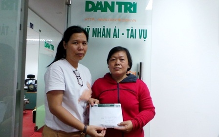 Cô gái trẻ ước mơ làm cô giáo đã vĩnh viễn ra đi - 1
Nhà báo Toàn Thắng, Trưởng đại diện văn phòng Dân trí tại TPHCM trao quà bạn đọc giúp gia đình