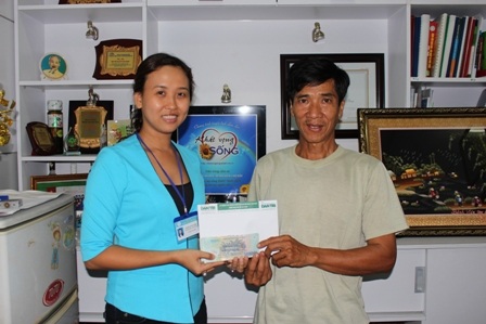 Hơn 73 triệu đồng đến với cô giáo bị ong đốt - 1
Đại diện Bệnh viện Chợ Rẫy trao tiền bạn đọc Dân trí hỗ trợ đến bố bệnh nhân Thúy Quyên