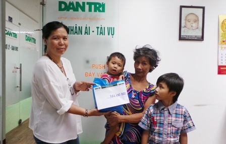 Hơn 384 triệu đồng đến với cháu bé chết mòn vì bệnh lao - 1
Nhà báo Toàn Thắng trao tiền bạn đọc giúp đỡ bà Tư và 2 đứa cháu