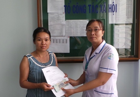 Hơn 41 triệu đồng đến với người cha bị viêm não tủy cấp - 1
Đại diện Phòng Công tác Xã hội trao tiền bạn đọc Dân trí giúp đỡ gia đình chị Thùy Linh