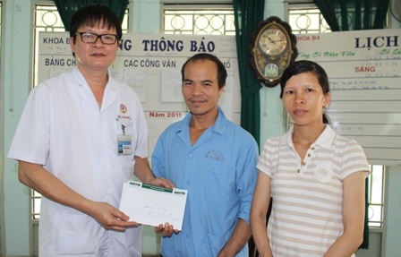 Hơn 77 triệu đồng giúp anh Thuận mổ tim - 1
BS Cù Xuân Thanh đại diện bệnh viện trao tiền bạn đọc Dân trí giúp anh Thuận