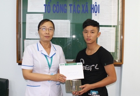 Hơn 182 triệu đồng đến với người cha bị viêm màng não - 1
Đại diện bệnh viện trao tiền bạn đọc Dân trí ủng hộ đến con trai bệnh nhân