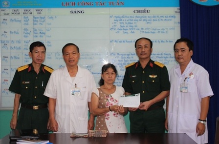 Hơn 81 triệu đồng đến với thanh niên bị tai nạn giao thông - 1
Lãnh đạo Bệnh viện Quân y 175 trao quà bạn đọc Dân trí giúp đỡ mẹ con bà Nhan