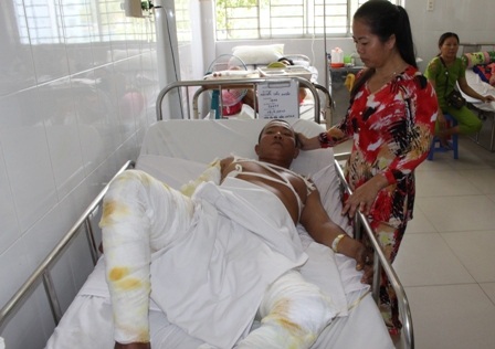 Đứa bé đói khát vạ vật theo mẹ chăm cha bị bỏng điện - 3
Chồng gặp nạn, chị Mén cùng 2 con thơ cũng rơi vào cảnh khốn cùng