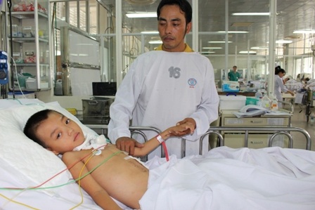 Ánh mắt đau đớn của bé trai bị cắt lìa cổ họng - 5
Anh Được đau đớn, cố kiềm nén những dòng nước mắt bên giường bệnh của con trai