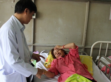 Mẹ u não, cha gãy cột sống, 2 con thơ bơ vơ - 1
Chị Phượng luôn phải ôm đầu vì những cơn đau liên tục hành hạ
