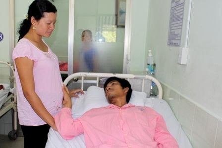 
Người mẹ đau đớn nghĩ đến cảnh phải cho đứa con để nhận được chút đỉnh cứu chồng
