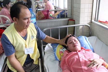 Hai con thơ quay quắt trong đói khát khi mẹ lâm trọng bệnh - 5
Anh Thành đang cầu mong phép mầu sẽ đến với vợ mình