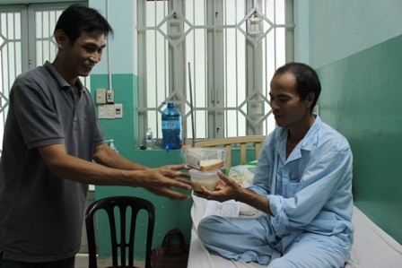 Vợ bầu, con dại tuyệt vọng ngóng tin cha trên giường bệnh - 1
Những suất ăn từ thiện được người nuôi bệnh xin dùm đang giúp anh Thuận đỡ đói lòng trên giường bệnh