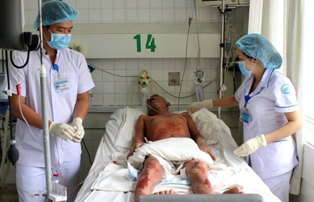 “Ba ơi, mẹ mất rồi ba đừng bỏ anh em con!” - 1
Gần 5 tháng nằm viện, bệnh tình của anh Tuyến vẫn chưa tìm được lối ra
