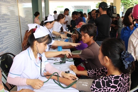 Trao học bổng, khám bệnh, phát thuốc miễn phí đến 500 người dân có hoàn cảnh khó khăn - 3 Đồng bào vui mừng khi được bác sĩ khám bệnh, phát thuốc miễn phí