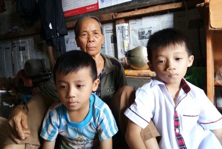 Mẹ u não, cha gãy cột sống, 2 con thơ bơ vơ - 6
Tương lai của hai bé Phát - Hoàng trở nên mịt mù trong thảm cảnh của gia đình