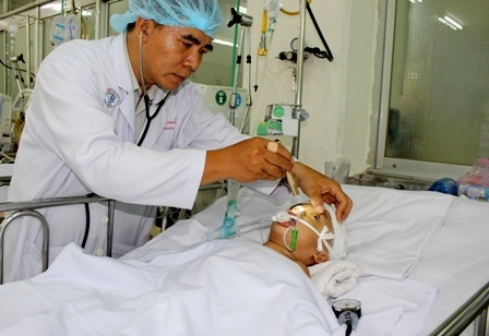 Bị gia đình chối bỏ, bé gái chết mòn trên giường bệnh - 1
Bác sĩ Nhiều lo lắng cho sinh mạng của bệnh nhi tội nghiệp