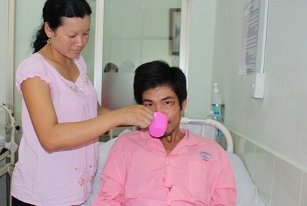 
Bụng chửa vượt mặt, chị Bạch Tuyết vẫn phải tất tả chăm sóc chồng
