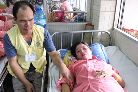 Hai con thơ quay quắt trong đói khát khi mẹ lâm trọng bệnh - 2
Cánh tay phải của chị đã bị liệt hoàn toàn do u não chèn ép hệ thần kinh